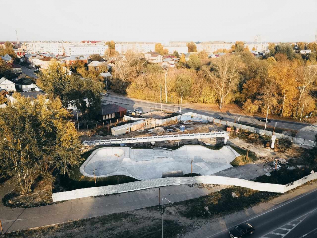 На Бору продолжается строительство пешеходного моста