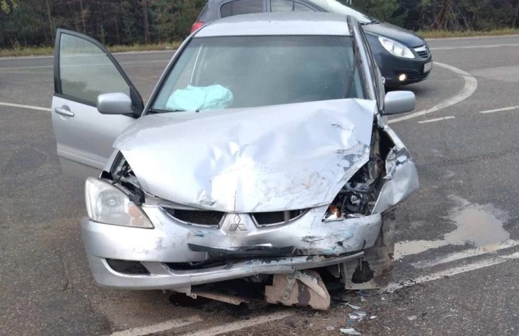 Автоледи на перекрестке стала причиной ДТП