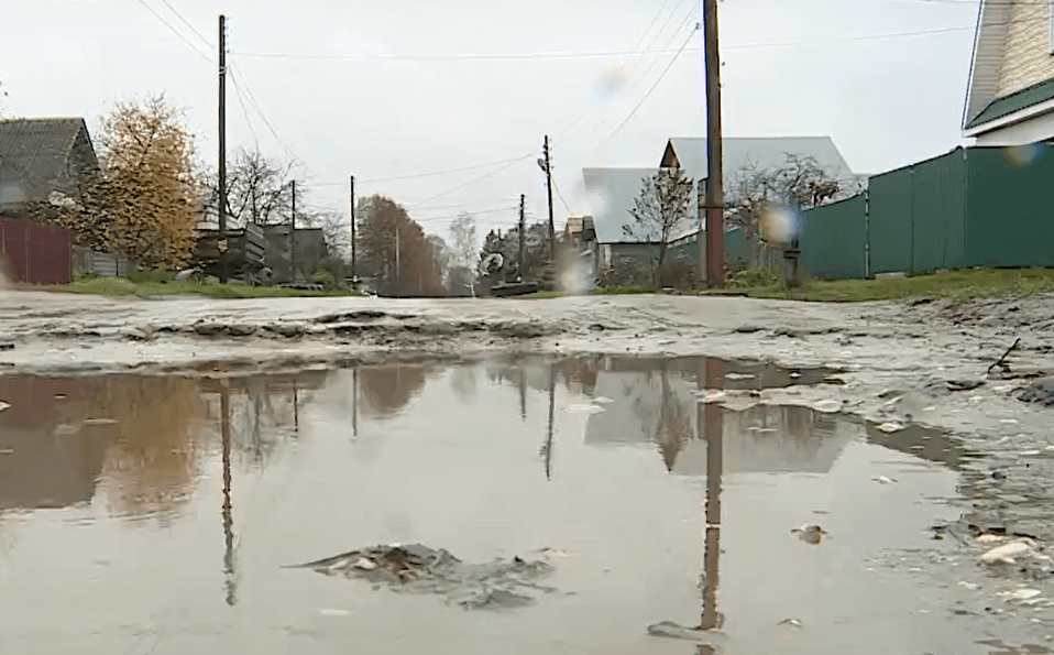 Жители улицы Кулибина устали обивать пороги администрации, чтобы им наконец отремонтировали дорогу