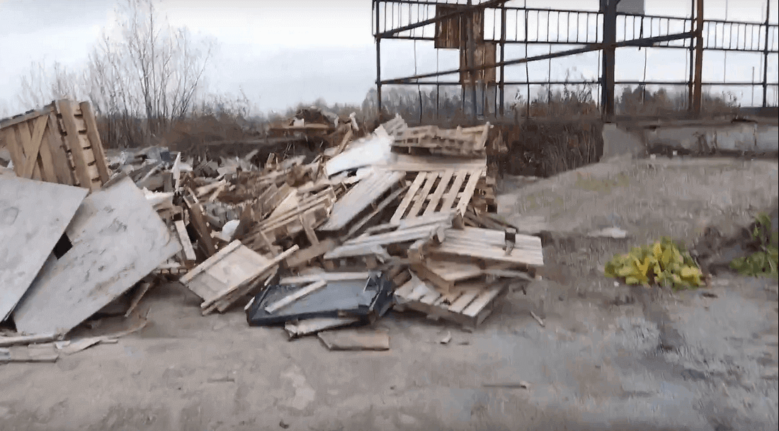 На закрытом мусорном полигоне недалеко от центра Бора снова начал скапливаться мусор