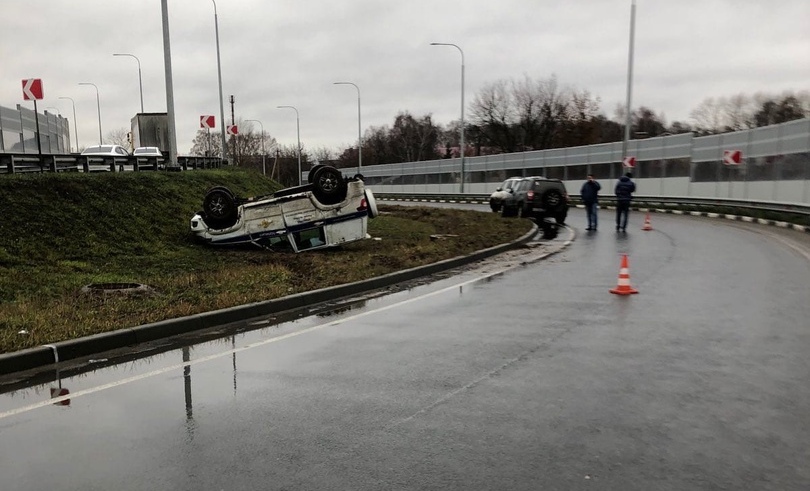 Полицейский автомобиль улетел в кювет около Толоконцево