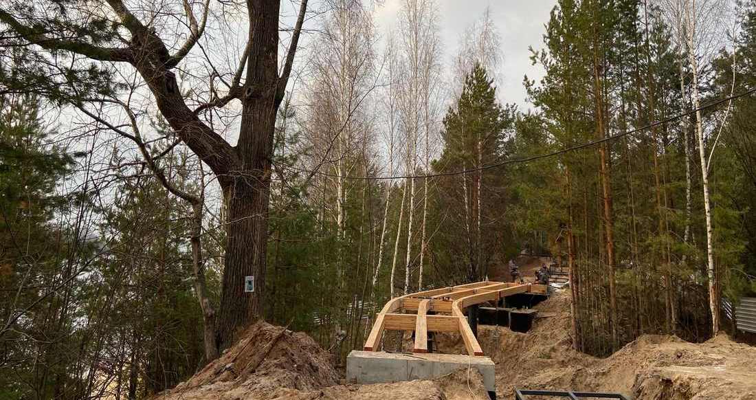На Моховых появился первый мост и необычный колодец
