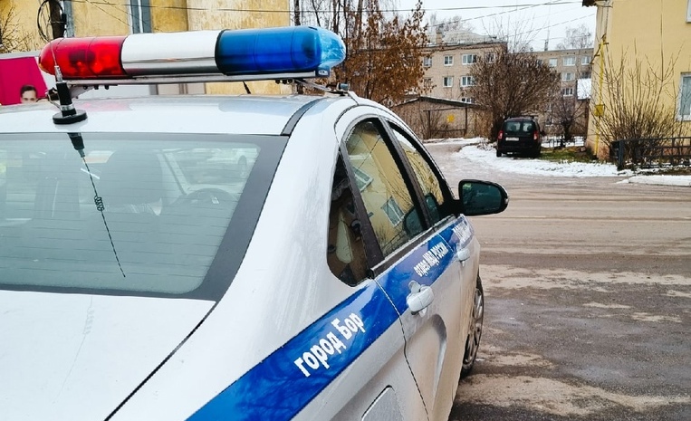 За нарушение ПДД жительницу Бора принудили работать дворником в администрации