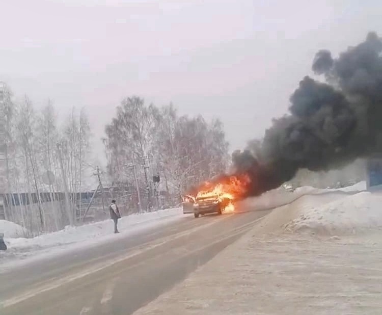 Автомобиль сгорел рядом с АЗС в городе Бор