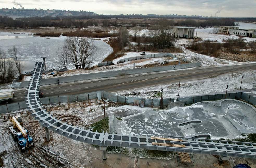 На Бору продолжается монтаж нового пешеходного моста