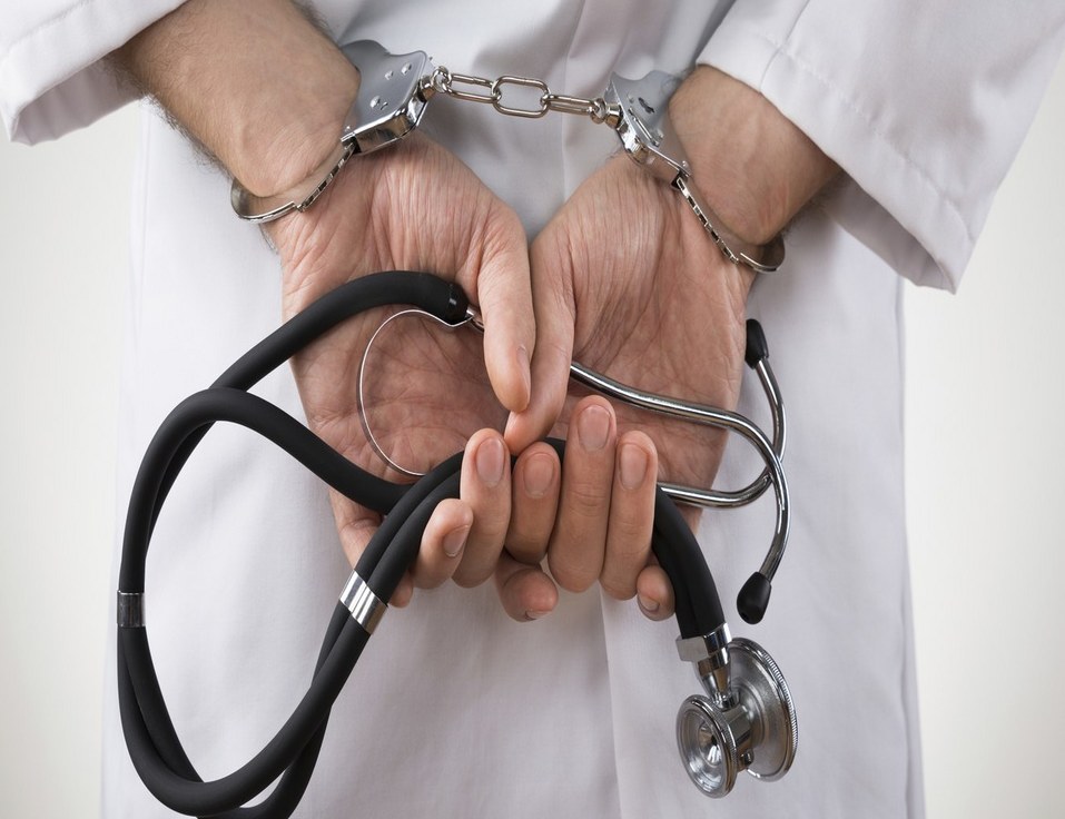 За массовый расстрел, который устроил на Бору 18-летний стрелок - на скамье подсудимых оказался врач