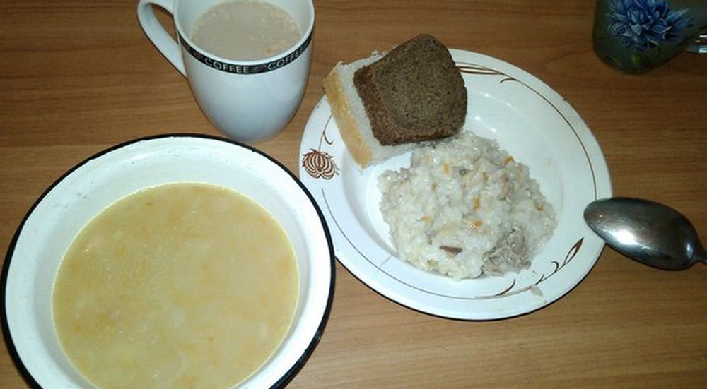 Не только без вкуса, но и без мяса - пациенты Борского ковидного госпиталя жалуются на плохое питание