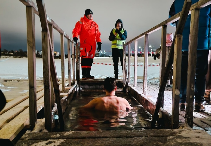 Крещенские купания сильных духом борчан