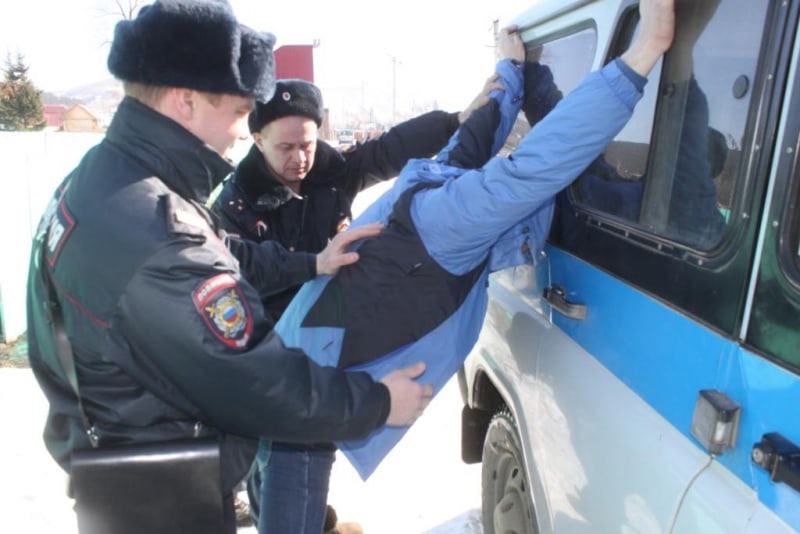 Жителя Бора задержали в Нижнем с наркотиками, пока тот пытался их проглотить