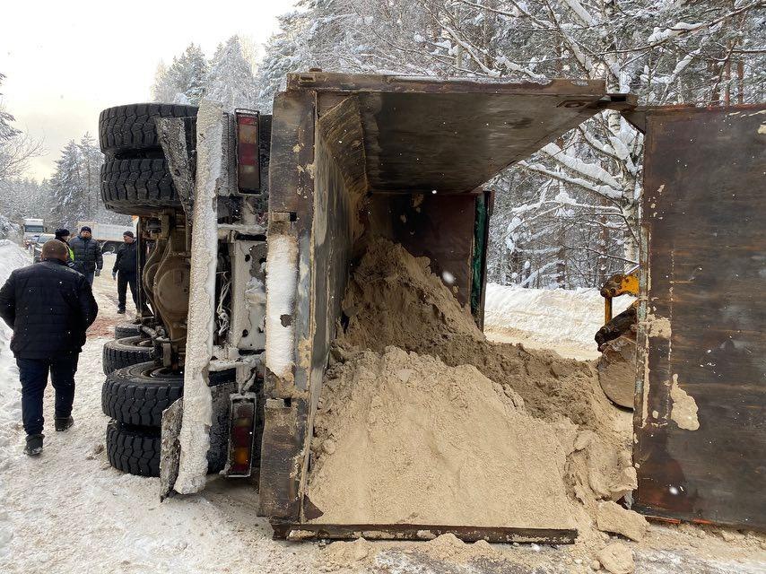 Появились подробности аварии с перевернутым на дороге большегрузом на Бору