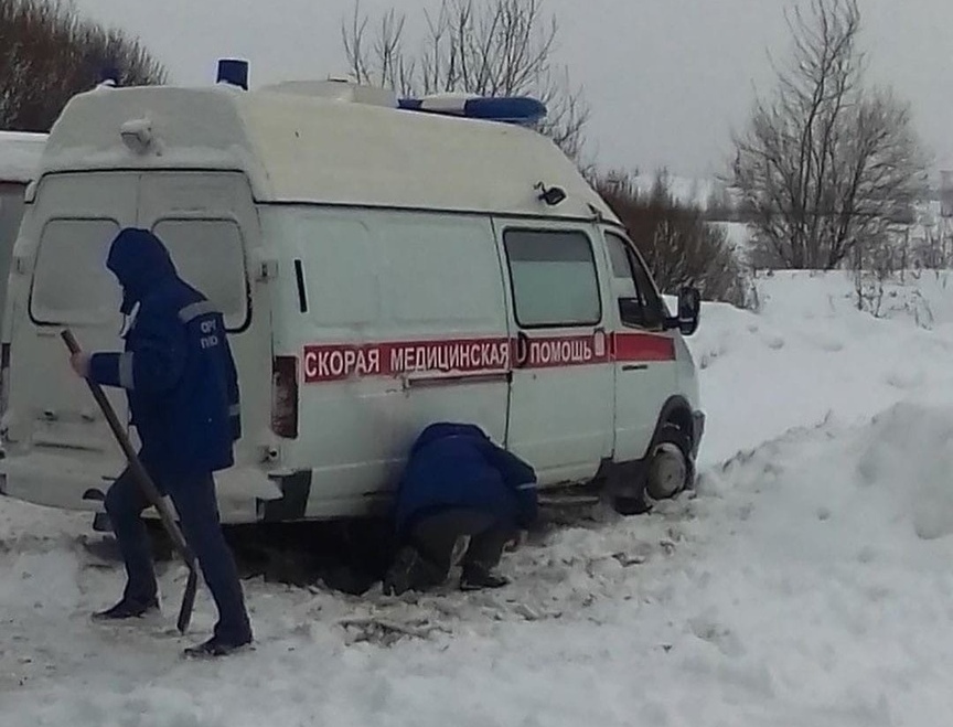 Скорая застряла в сугробе на Бору