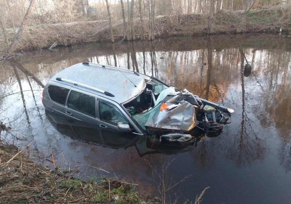 Пьяный водитель улетел на машине в реку