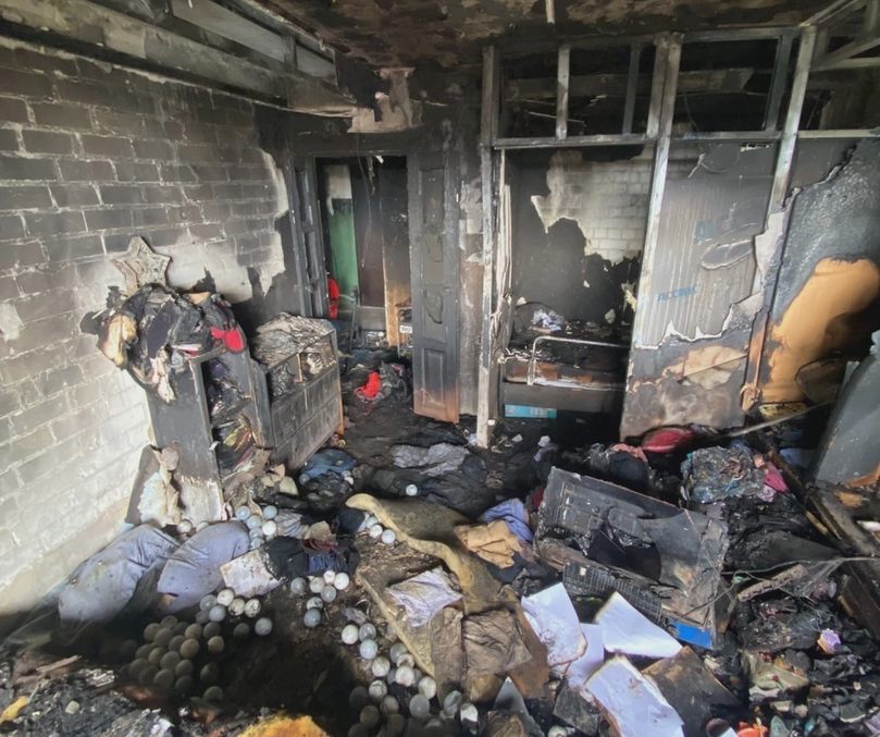 Пожар в борской квартире начался из-за влетевшей в окно ракетницы