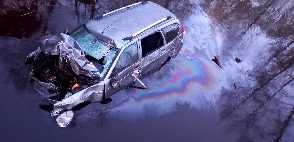 Автомобиль упал с моста в Борском районе