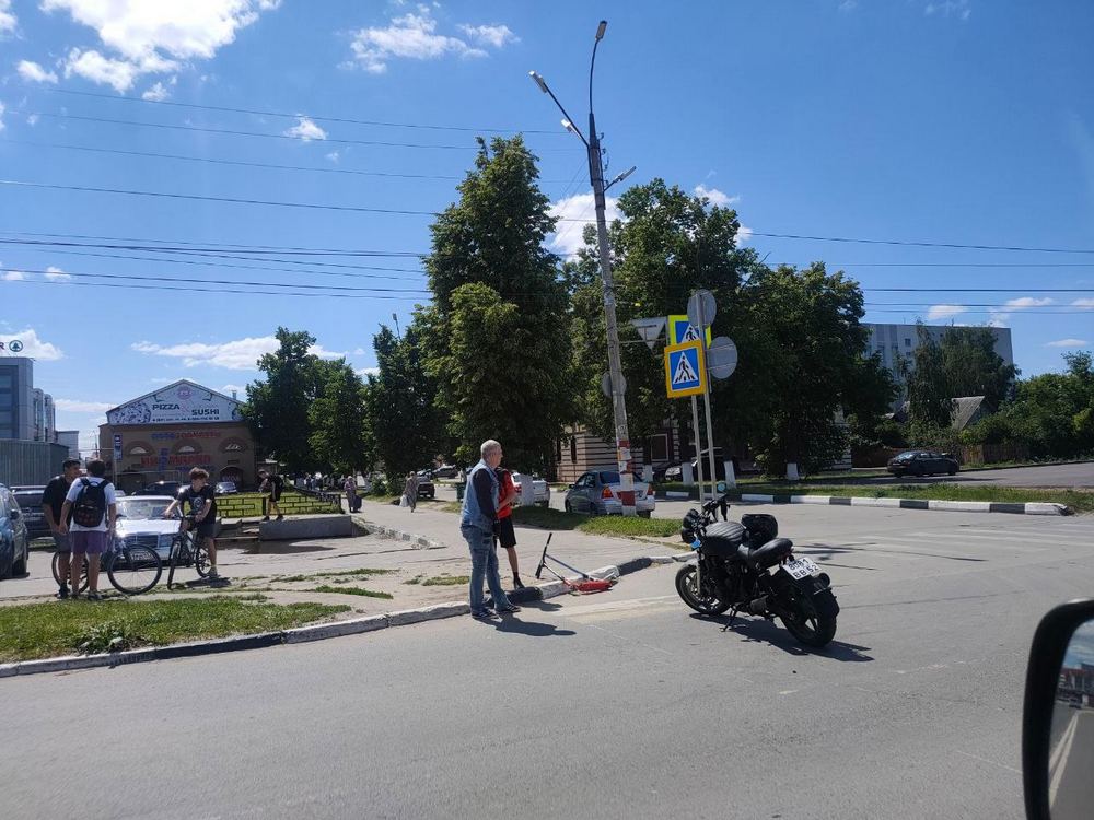 Несовершеннолетний самокатчик попал под колеса мотоцикла на Бору