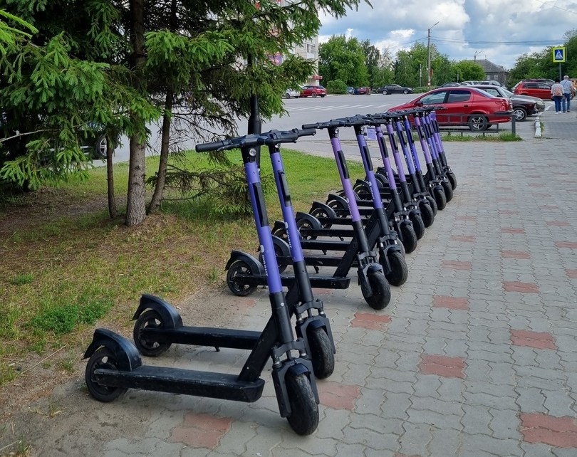 Электросамокатчик врезался в бетонный забор на Бору