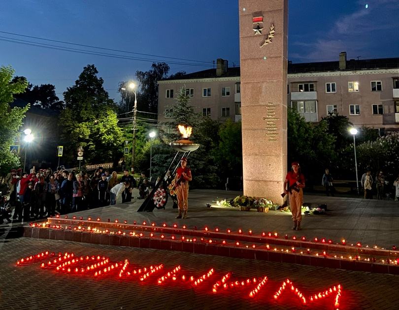 Сотни свеч зажгли на Бору в память о павших на войне