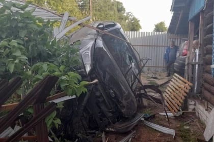 В Борском районе водитель «Киа» сначала влетел в столб, а потом в забор