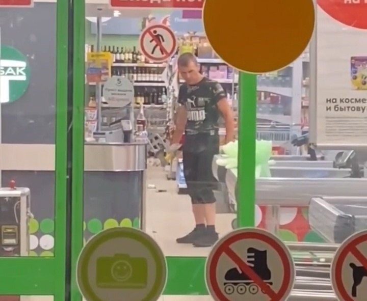 Буйного с топором задержали в одном из магазинов в Неклюдово