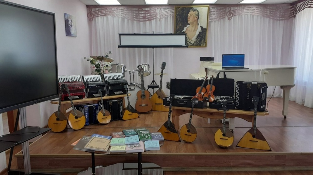 Борская школа искусств получила музыкальные инструменты и учебную литературу