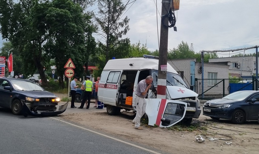 Почему борская скорая врезалась в столб?