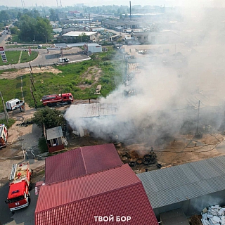 Крупный пожар на складе пиломатериалов в центре Бора 10