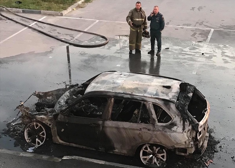 Автомобиль с залпами фейерверка горел во втором микрорайоне