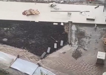 Грязные водяные потоки в зоне благоустройства