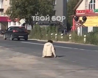 Неадекватную женщину заметили в центре города Бор