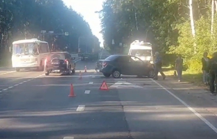 Два автомобиля столкнулись на борской трассе