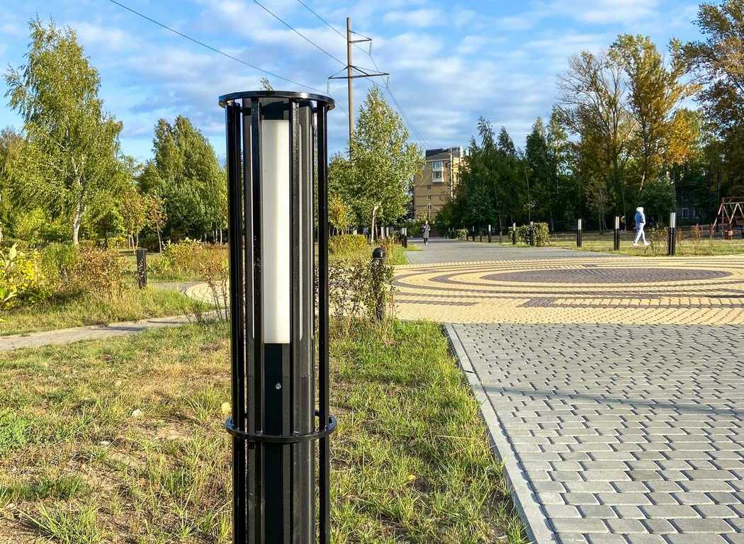 Светильники в новом борском парке защитили от вандалов