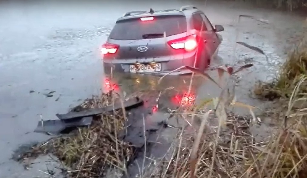 В Большом Пикино утонул автомобиль