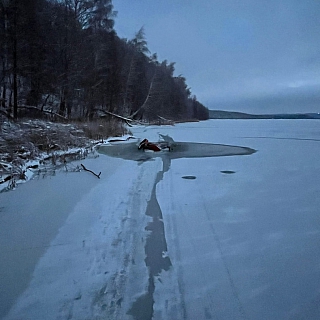 Борчанин обнаружил провалившийся под лед мотоцикл 2