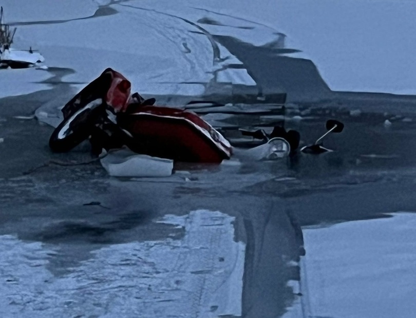 Борчанин обнаружил провалившийся под лед мотоцикл