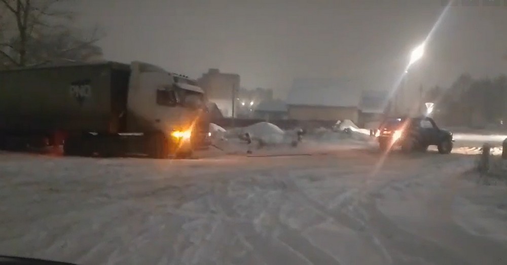 Нива вытащила застрявшую фуру около завода "Теплоход"