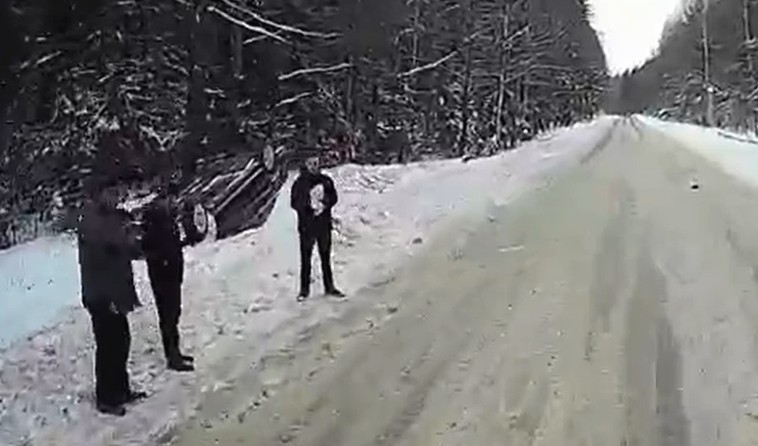 Внедорожник улетел в кювет на Бору