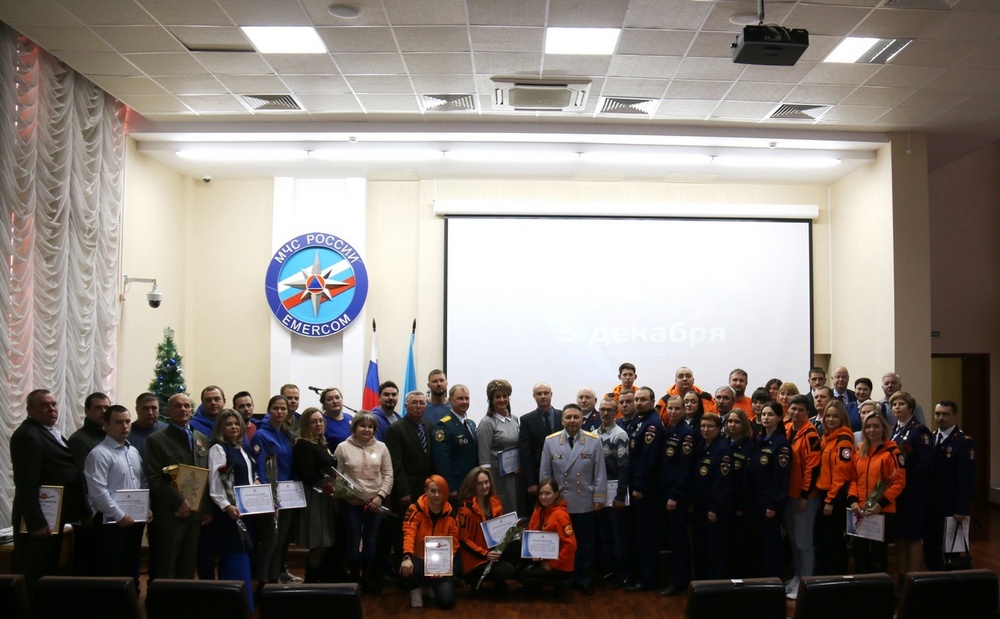 В МЧС наградили добровольцев из Октябрьского