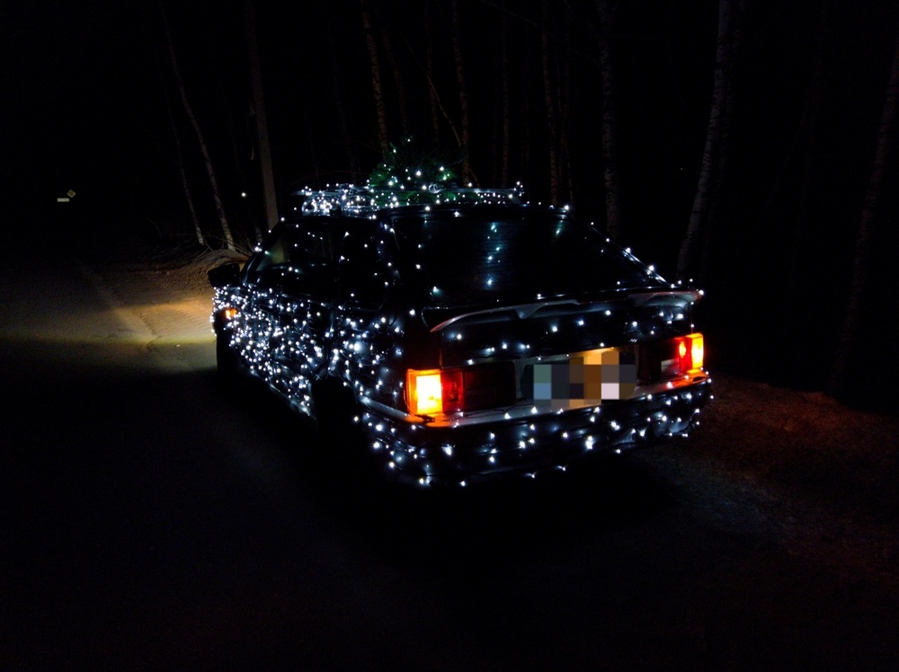 На Бору замечена самая новогодняя машина
