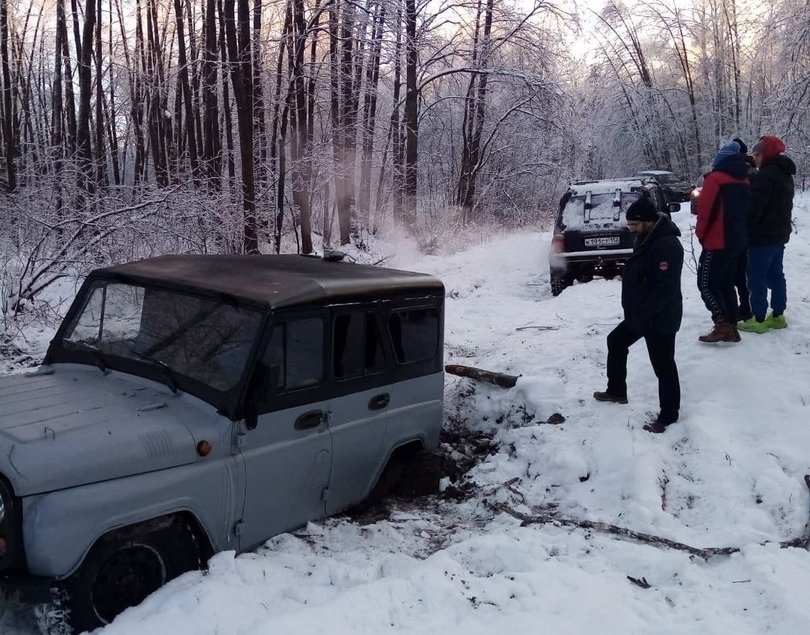 В воскресенье на озере Путьково спасли УАЗик