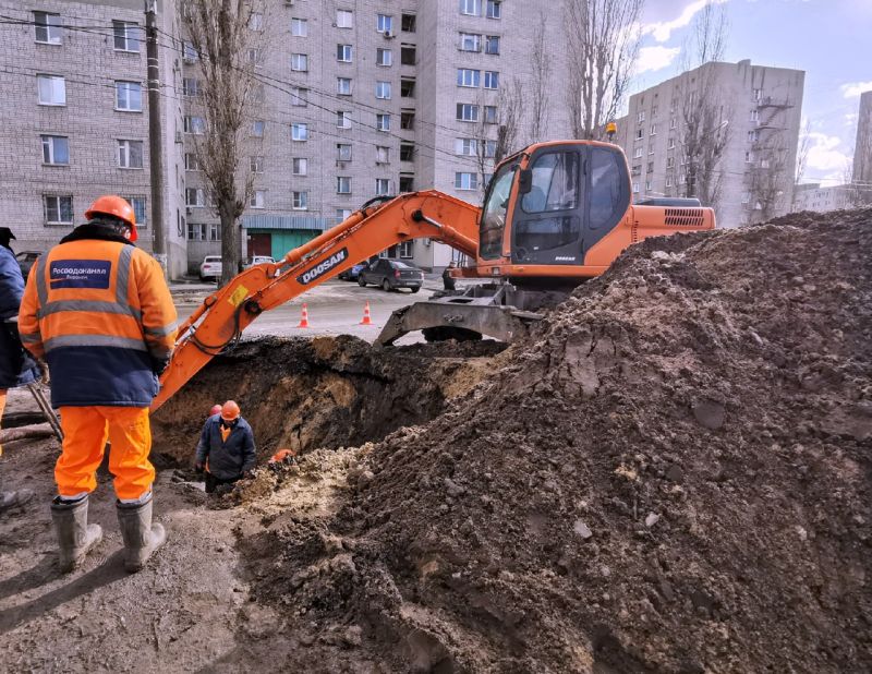 Ведут работы. Благоустройство дорог. Авария ЖКХ. Аварийная ситуация на дороге. Коммунальная авария в Воронеже сегодня.