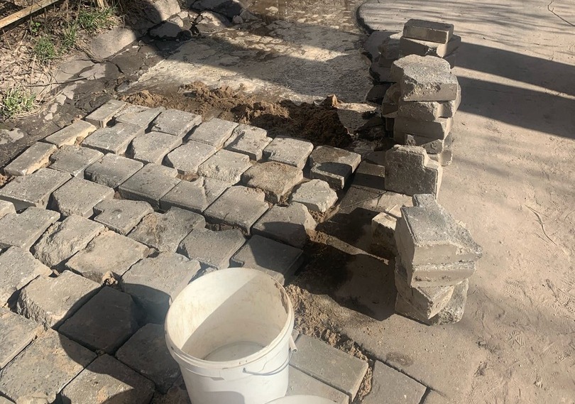 Житель Бора решил сам отремонтировать дорогу