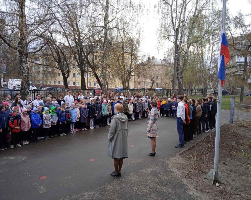 Утро в борских школах началось с поднятия флага и исполнения гимна
