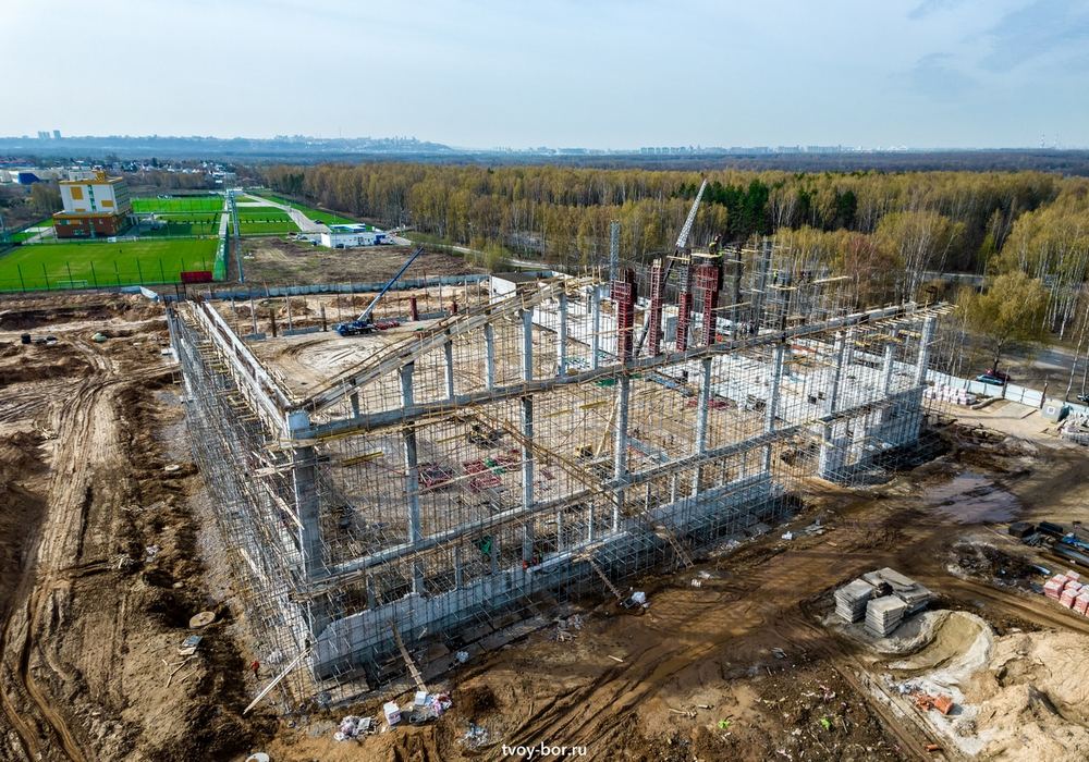 На Бору продолжают строить огромный крытый футбольный манеж