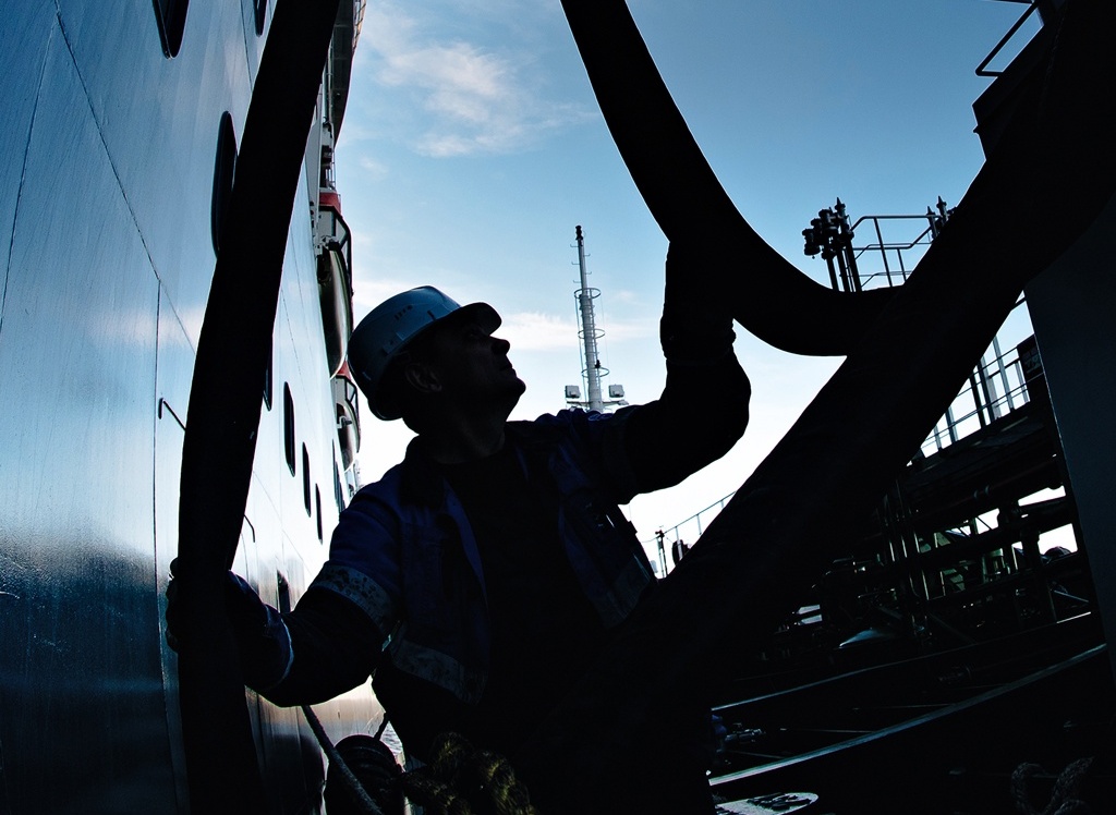 Предприимчивые капитаны украли с корабля 30 тысяч литров топлива