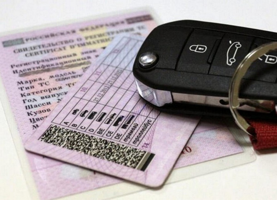 Водительские права автоматически продлят на три года