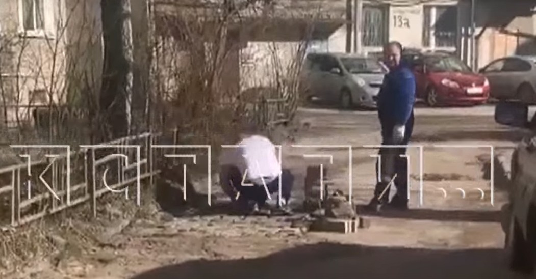 Жители одного из дворов на Бору решили своими силами отремонтировать дорогу