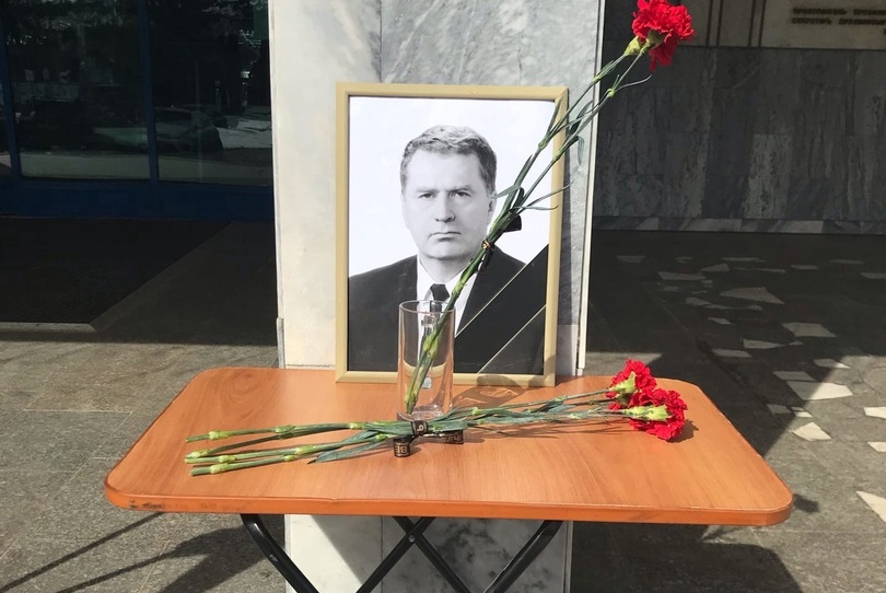 Борский штаб ЛДПР организовал мемориал Владимиру Жириновскому