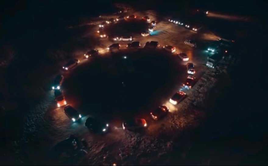 Борские мужчины решили флешмобом поздравить прекрасных дам