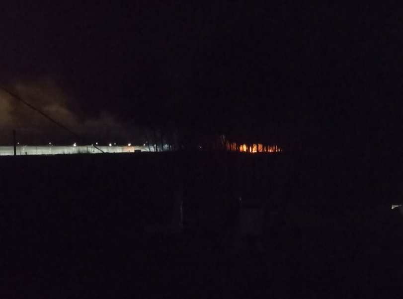 Пожар около теплиц напугал жителей