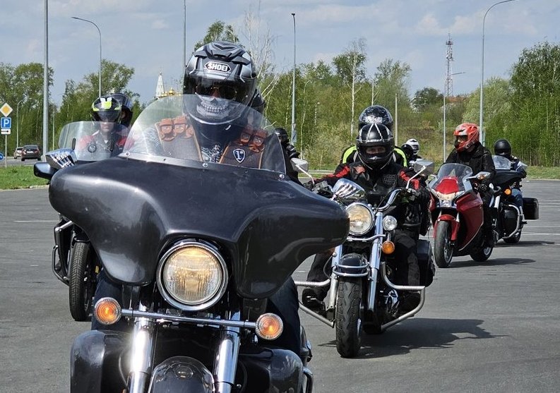 Байкеры из разных городов собрались на Бору открыть мотосезон